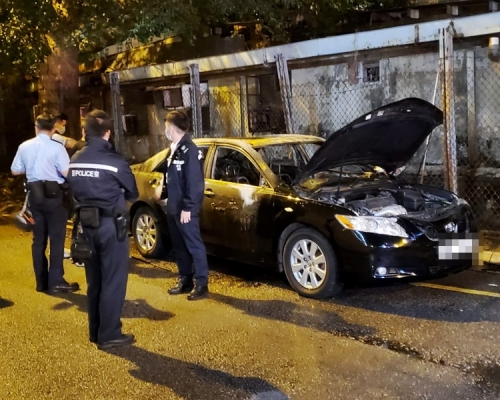 長沙灣一輛私家車凌晨起火焚毀，警方懷疑該輛車與本月初油麻地一宗私家車攔途截劫案有關。