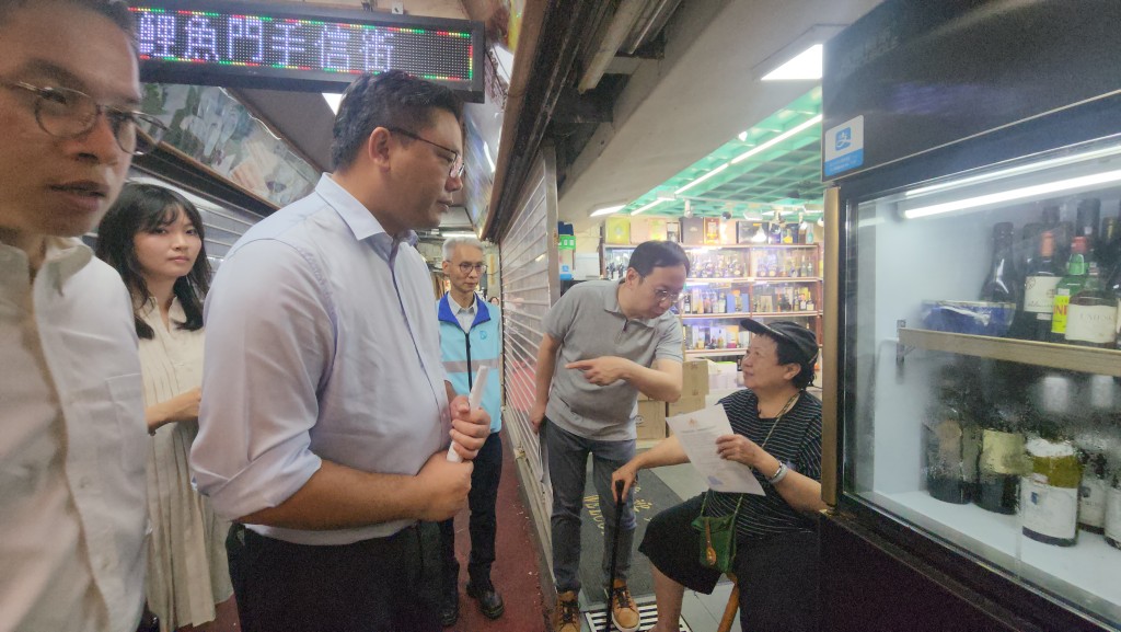 民青局副局長梁宏正今日傍晚到鯉魚門一帶向商戶及居民派發防風傳單。