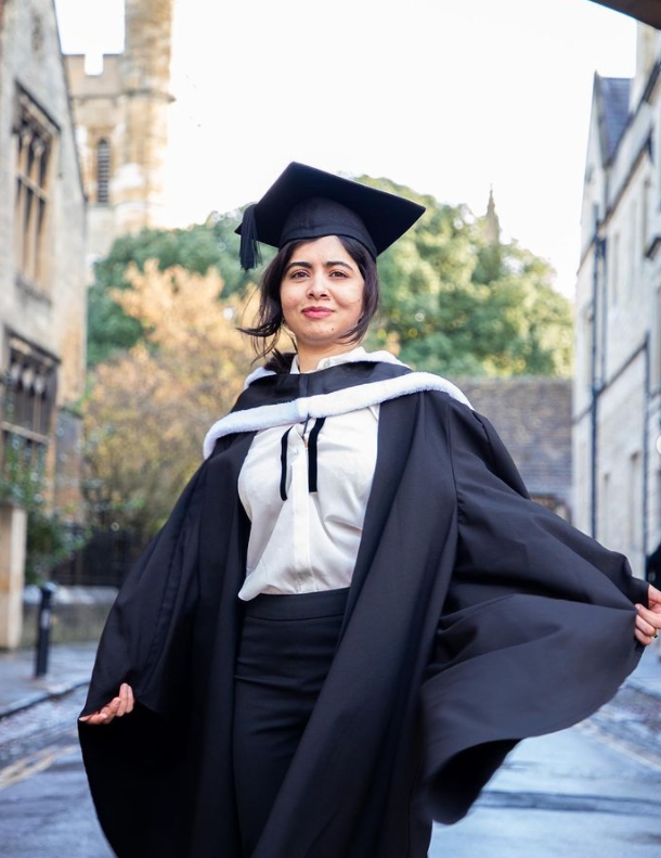 馬拉拉戴着學士帽身穿畢業長袍,神采飛揚。ig