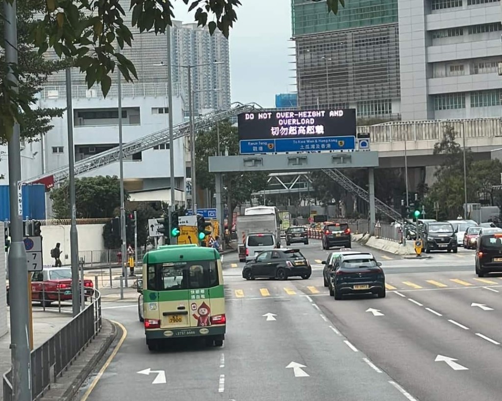 九龍灣消防局發生罕見雲梯倒塌意外。fb： 消防群組