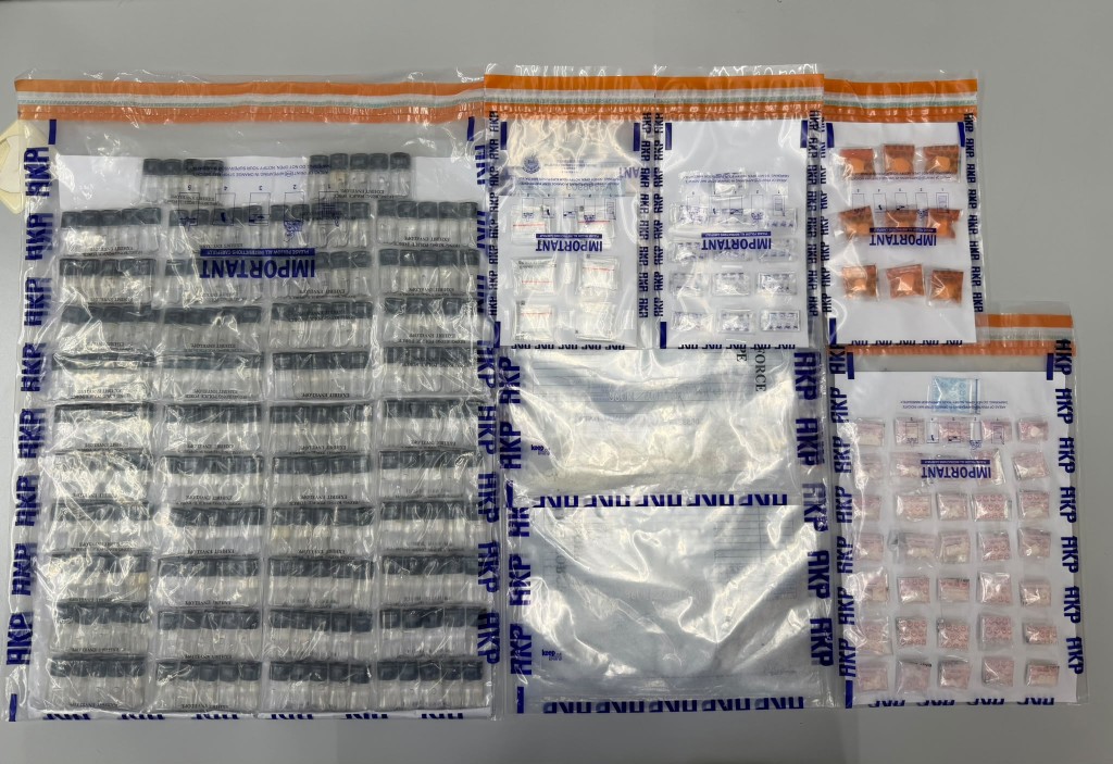 警方展示檢獲的毒品。 警方展示檢獲的毒品。
