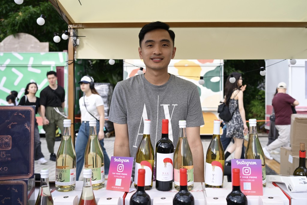 國產葡萄酒負責人袁先生認為，市民對中國酒的支持度很高。