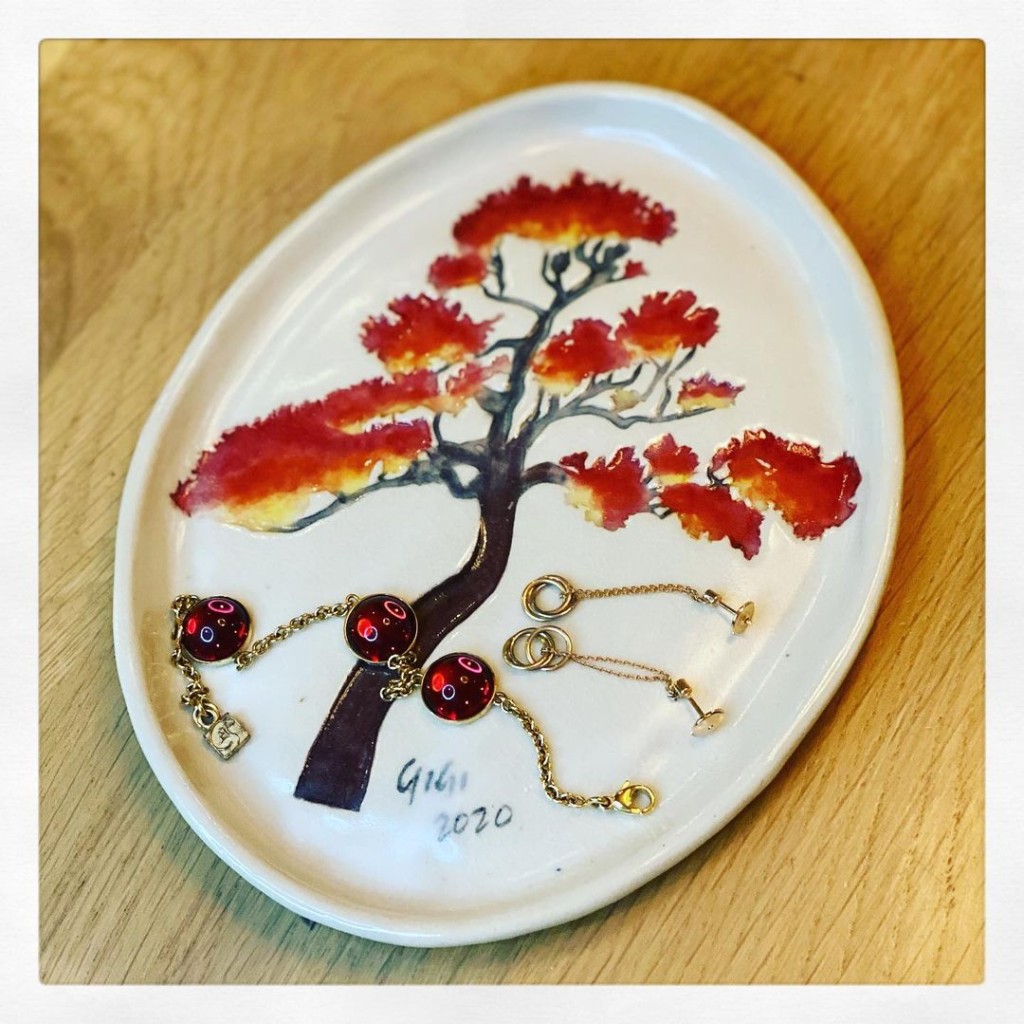 小碟子可用来放饰物，美观实用。