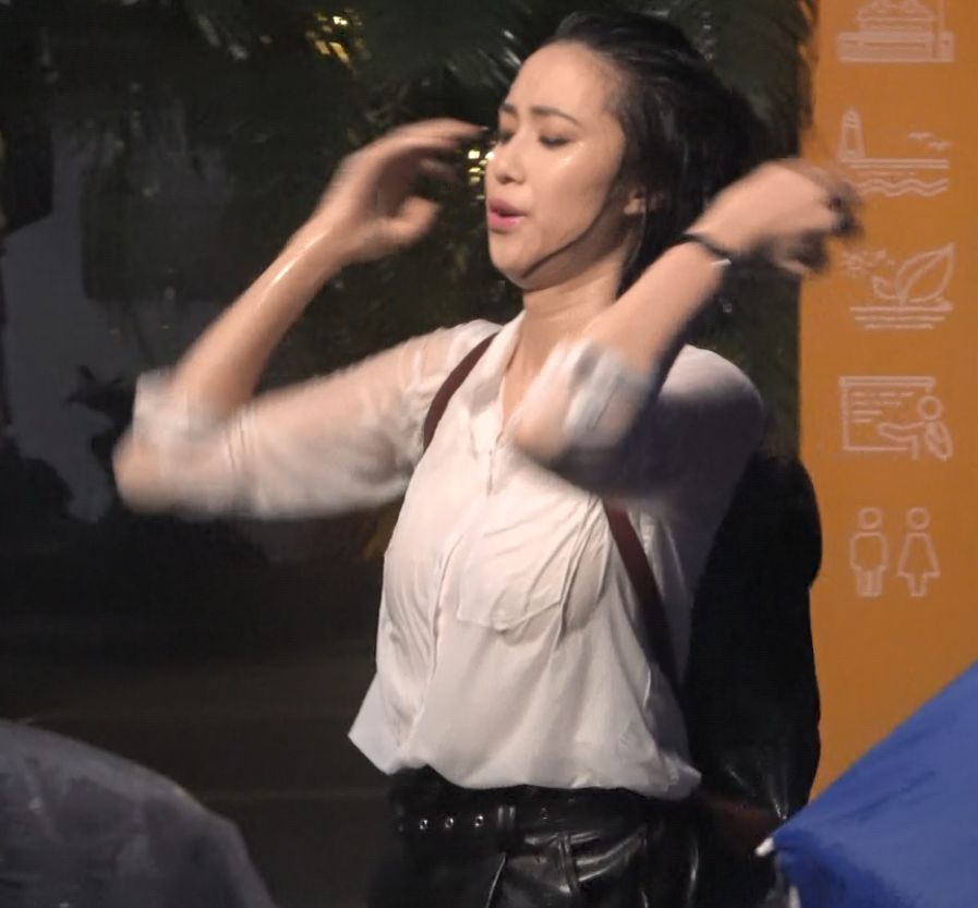 濕身超索濕晒身嘅Tiffany玲瓏身段出晒嚟，加上撥頭髮，Wow。