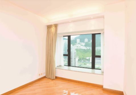 房內設有大窗戶，可從不同角度欣賞美景。