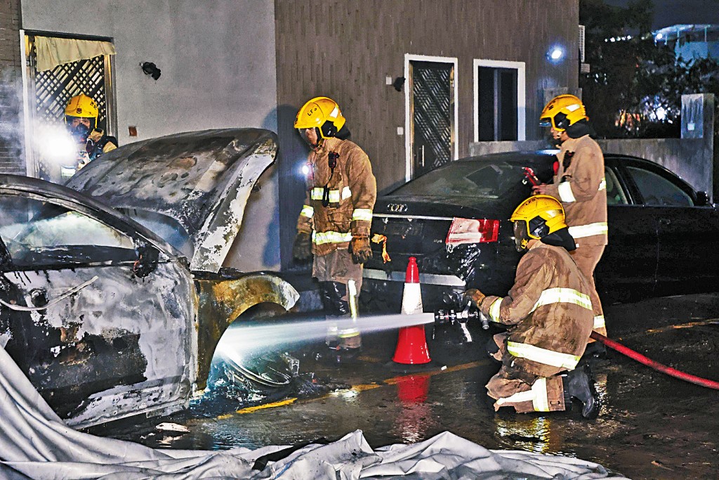 消防員射水將火撲滅。