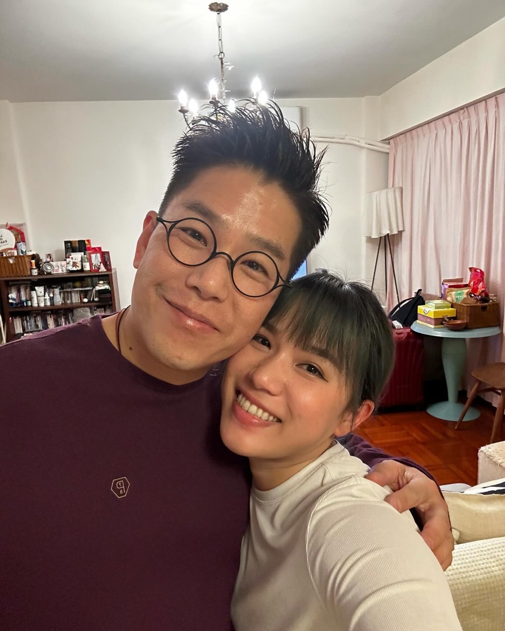 野人前日（5日）再分享与舅父林晓峰（左）的贴面Selfie，未知此趟林晓峰有否同行见囝囝呢？