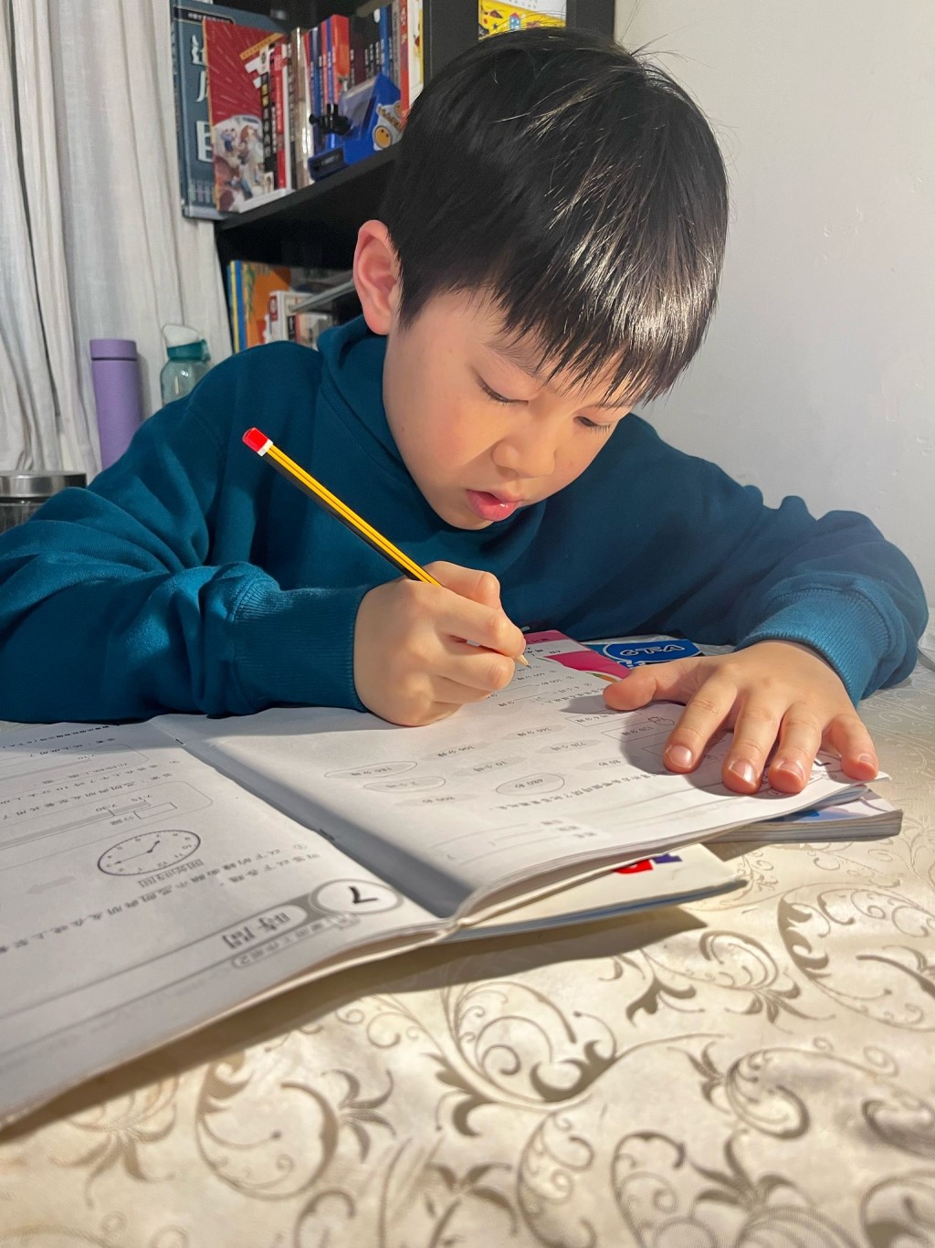 拍片以外，永傑的日常生活與 其他同齡學生沒有太大分別，每天也圍繞着返學、做功課、溫書。（圖片來源：受訪者提供）