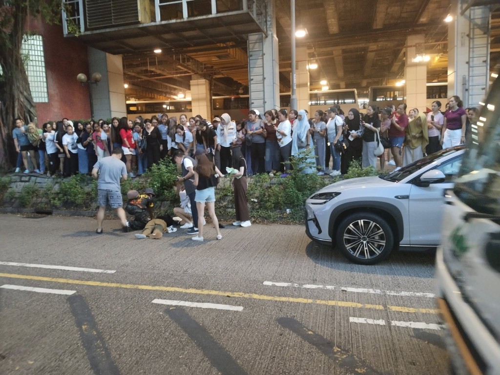 有熱心途人上前了解女子情況。FB「大埔 TAI PO」群組圖片
