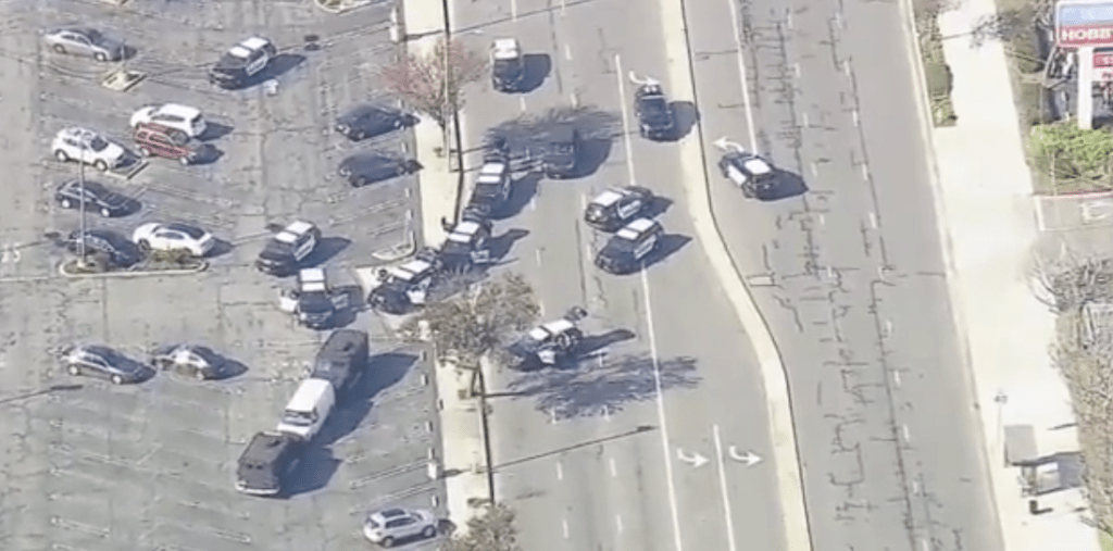 美国媒体报道，警方正与疑犯对峙。疑犯在白色货车之内。