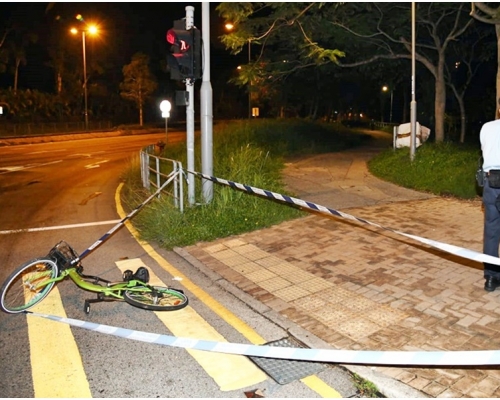 上水馬會道一輛單車被棄於行人過路線上。資料圖片