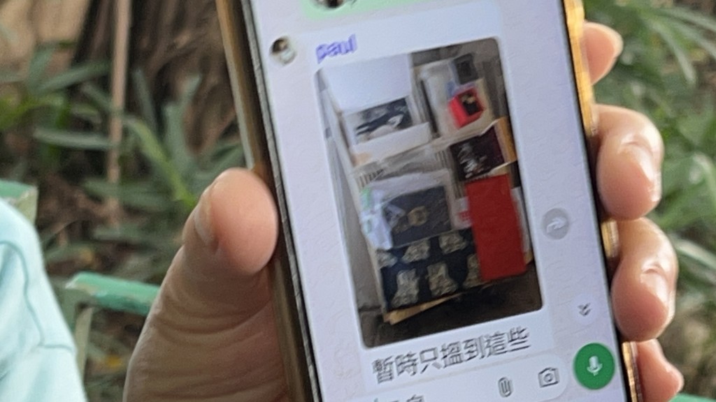 梁婆婆展示女婿檢獲的部分物品。