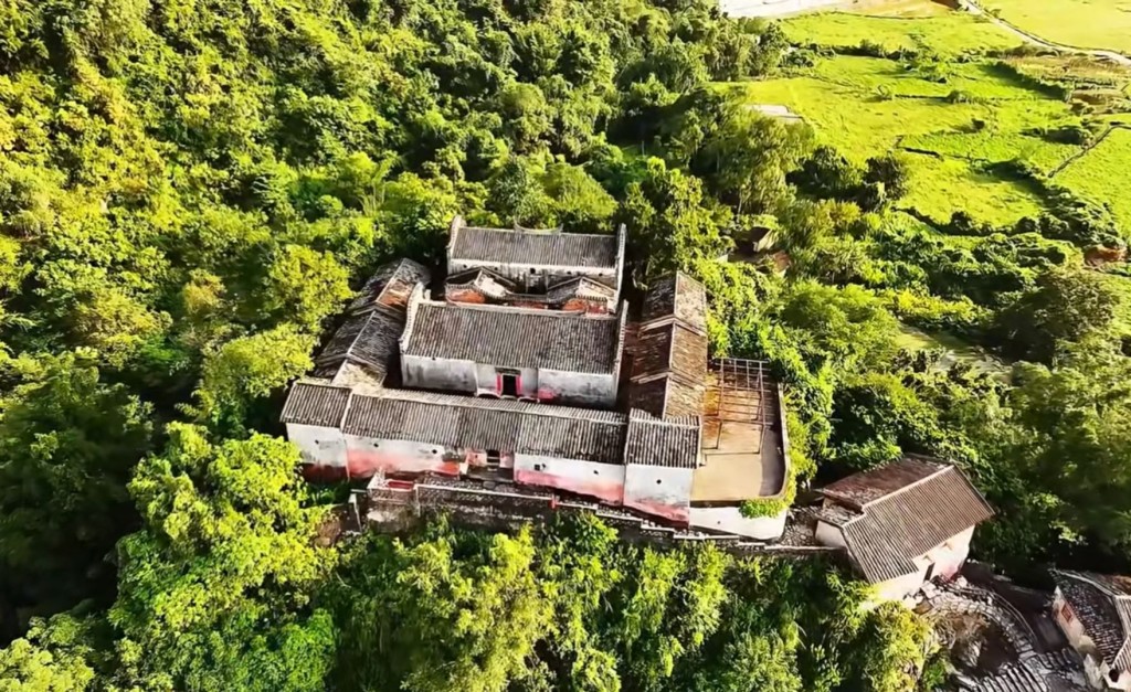 清远旅游好去处2024｜2. 英西峰林风景区 彭家祠：依山而建，有「小布达拉宫」之称，建于清朝中期。（图片来源：小红书@四可公子）