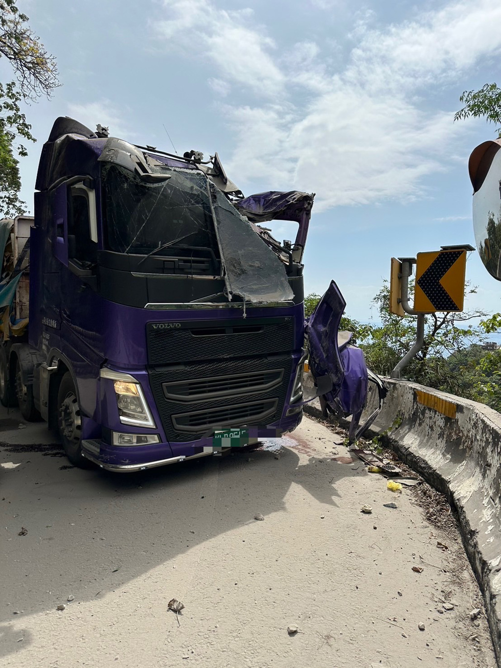 花莲地震有货车被大石砸中。