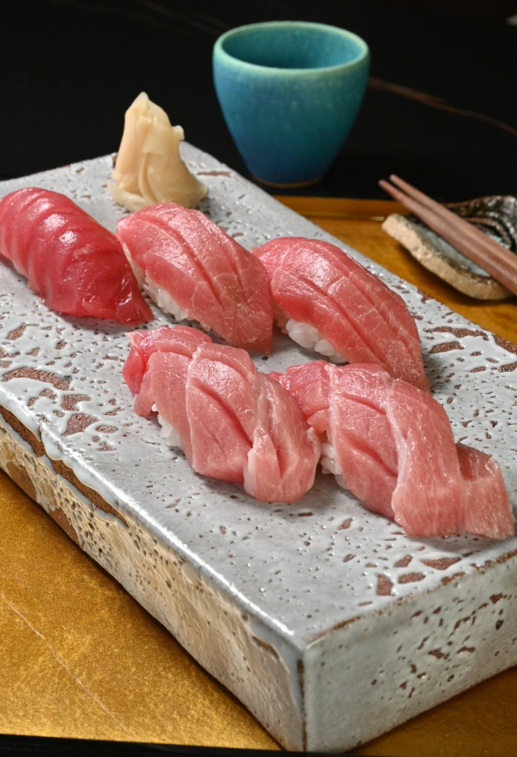 餐廳特別選用有「金槍魚の王」美譽的日本山幸集團出品的拖羅，推介必試以之炮製的山幸五色丼與三色壽司。