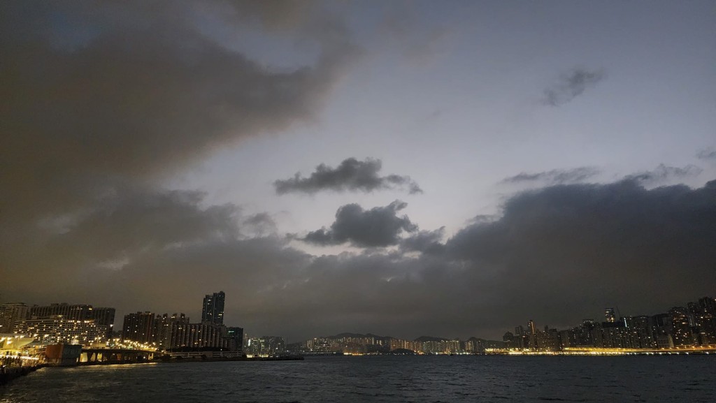 本港地區今日大致多雲,日間部分時間有陽光及乾燥,最高氣溫約22度。黎志偉攝 本港地區今日大致多雲,日間部分時間有陽光及乾燥,最高氣溫約22度。黎志偉攝