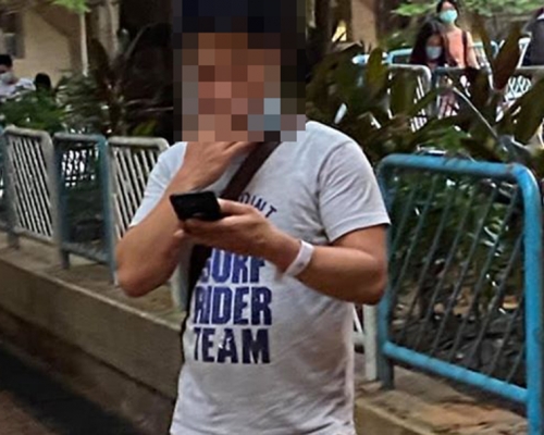 長發邨一名戴上檢疫手帶的男子，當街除下口罩食煙。 「青衣街坊吹水會 」 Facebook 圖片 