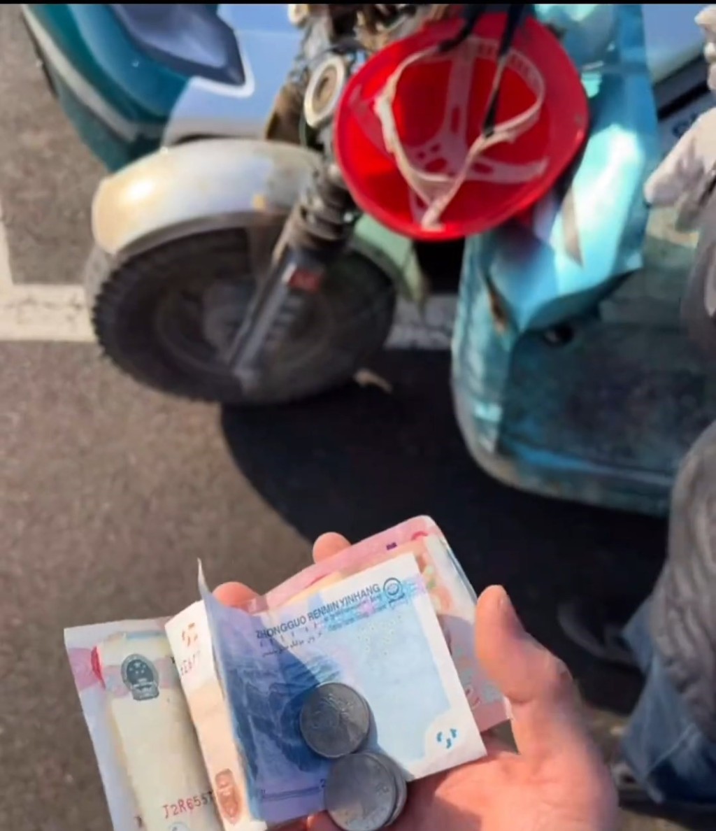 老伯一直等候法拉利车主。抖音@vvxln