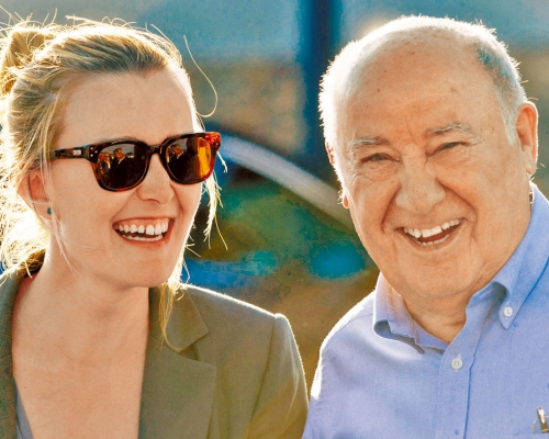 玛尔塔（左）二〇一六年与父亲奥尔特加一起出席活动。