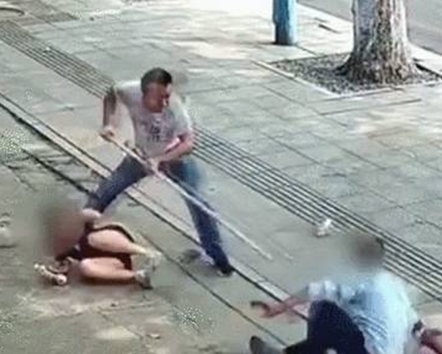 男子當街持刀傷人,路邊店主揮棍制服。(閉路電視截圖)