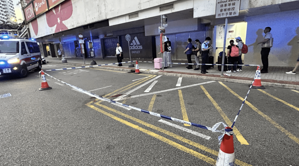 死者墮樓的馬路上,遺下明顯血迹,警方用膠帶圍封現場。蔡楚輝攝 死者墮樓的馬路上,遺下明顯血迹,警方用膠帶圍封現場。蔡楚輝攝