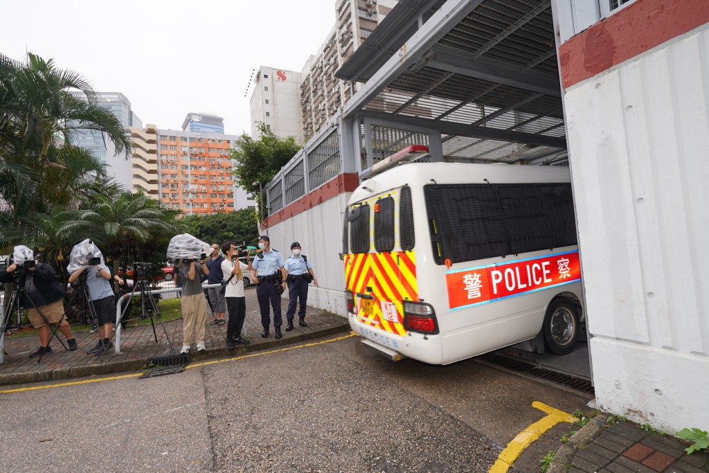 兩涉案男子今早由警車押送往觀塘法院提堂，傳媒到場採訪。葉偉豪攝