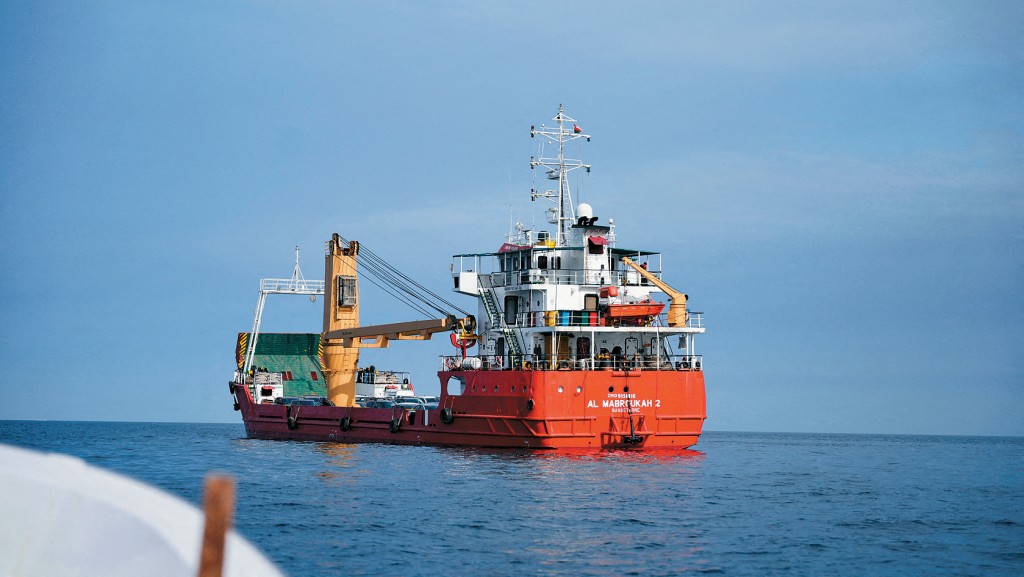 日前在阿曼對開霍爾木茲海峽航行的商船。  
