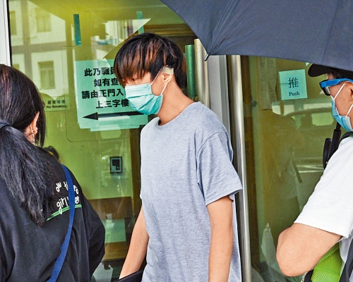 ■大專生李汶錡(中)被控非法集結及襲警罪成。