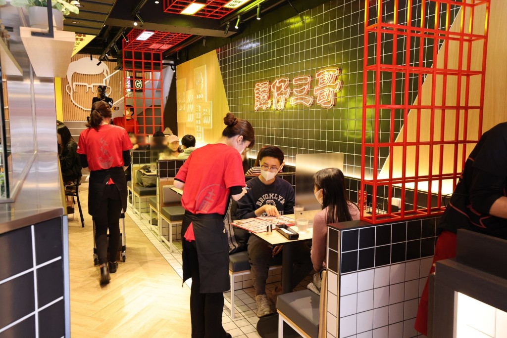 日本分店采用第四代设计，以黑白格及枣红色为主要特色，风格年轻化。