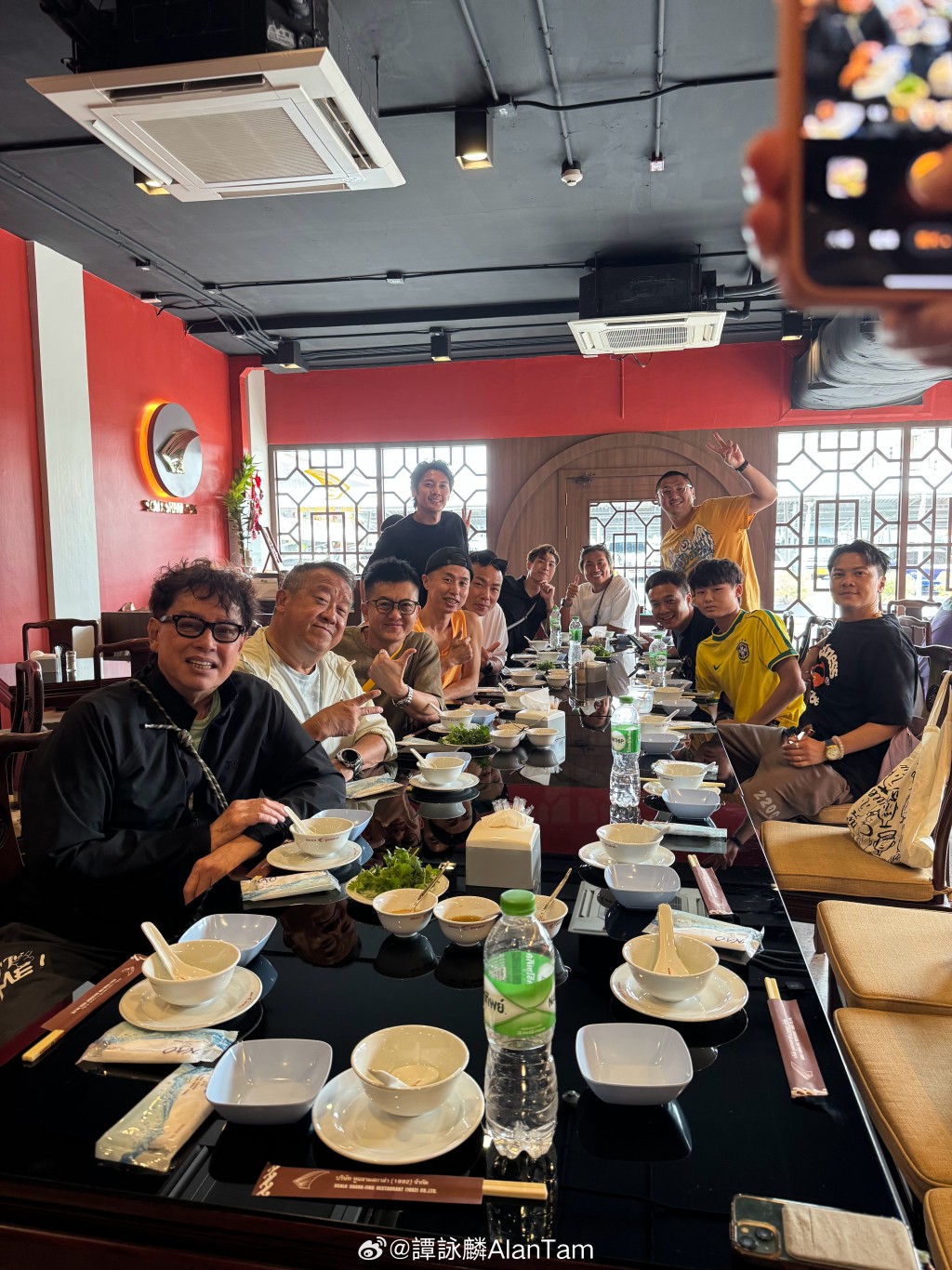譚詠麟、曾志偉與明星足球隊,由朝食到晚,氣氛融洽。 譚詠麟、曾志偉與明星足球隊,由朝食到晚,氣氛融洽。