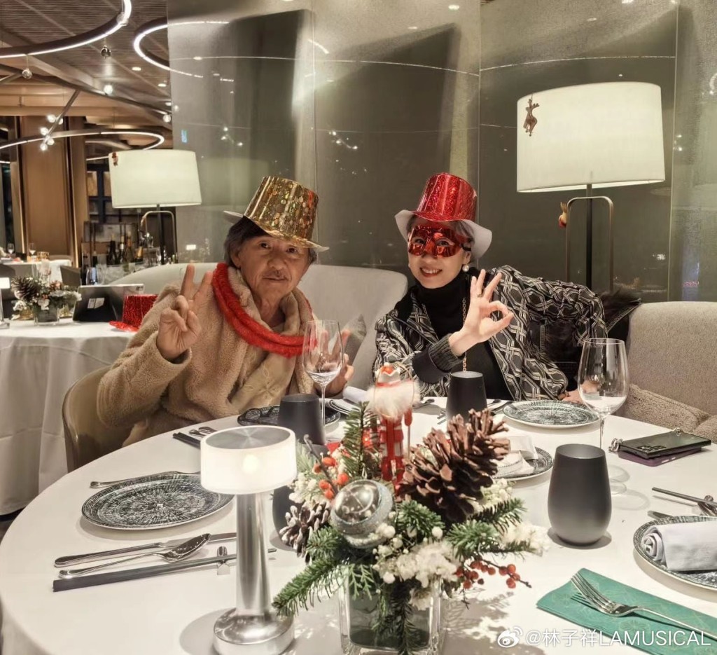 林木祥早前在微博分享与太太叶倩文庆祝圣诞的照片。