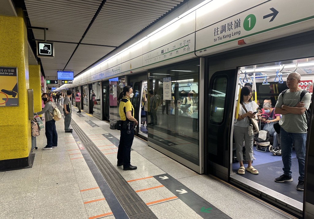 港鐵宣布,由於天氣情況惡劣,部份車站出入口暫時關閉,包括深水埗A2出口、彩虹A出口、黃大仙B3出口及鰂魚涌A出口。 港鐵宣布,由於天氣情況惡劣,部份車站出入口暫時關閉,包括深水埗A2出口、彩虹A出口、黃大仙B3出口及鰂魚涌A出口。