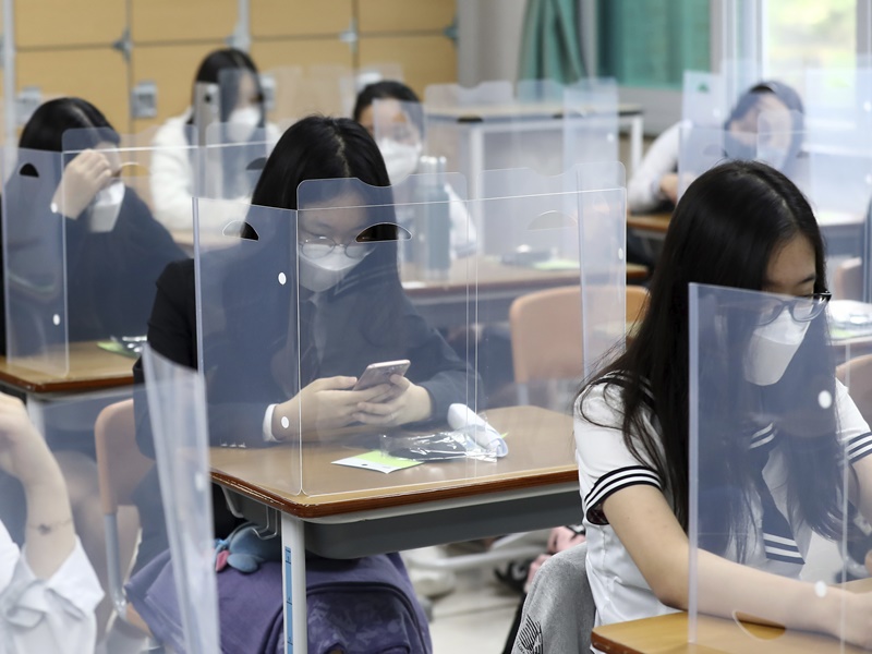高中三學生復課學校加強防疫。AP 