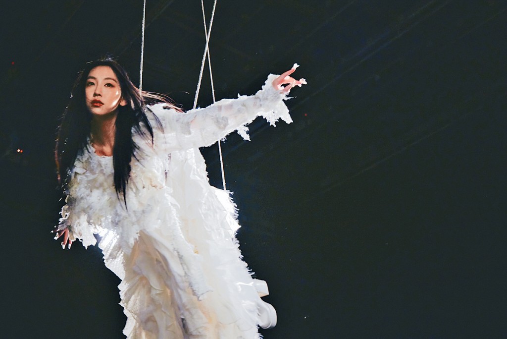 炎明熹為新歌MV吊威也搞到險抽筋。