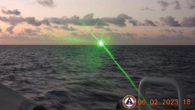 菲律宾军方指中国海警向菲舰艇发射「军用激光」。