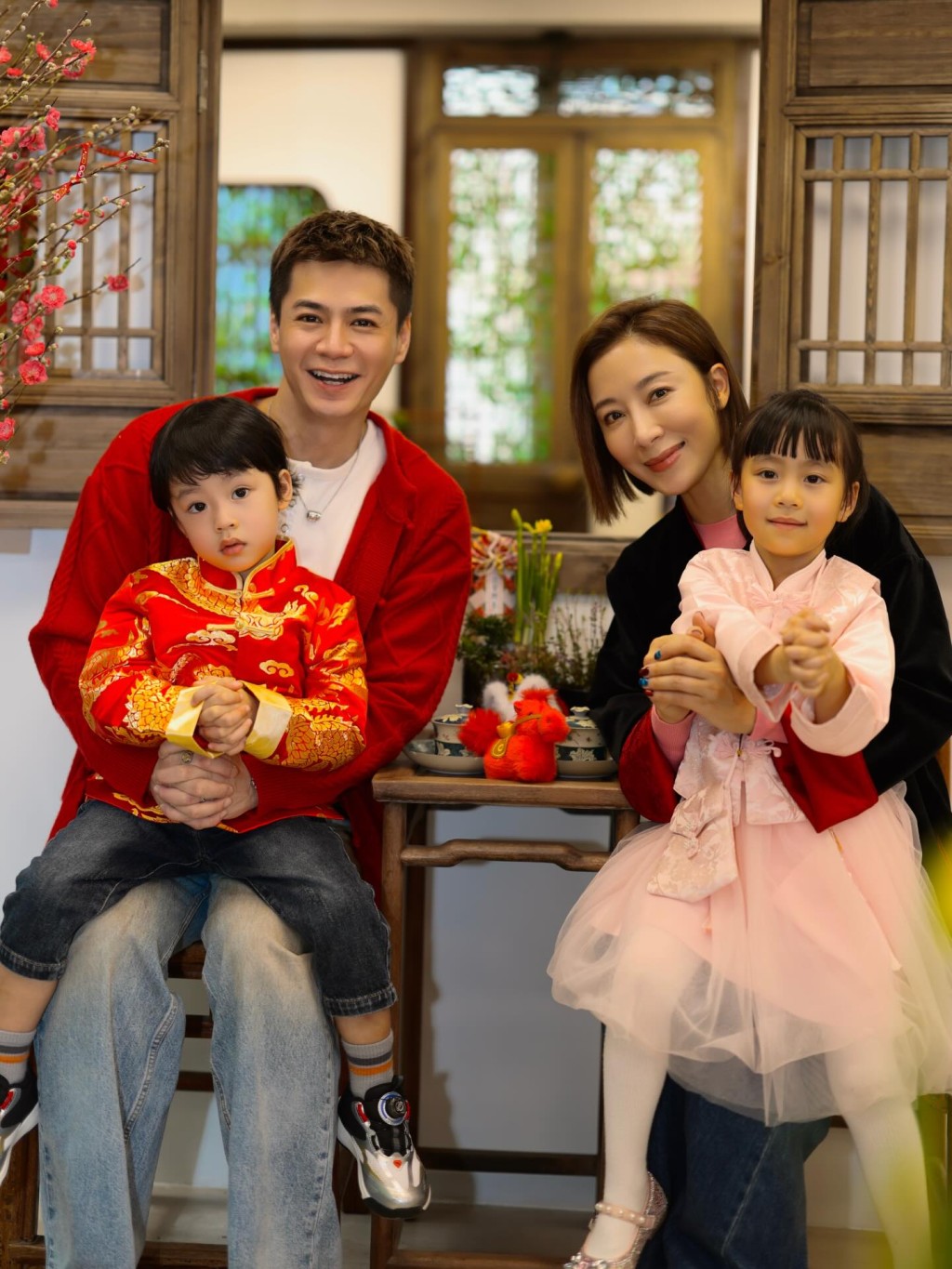 羅子溢與楊茜堯加上一對子女，組成幸福四口之家。