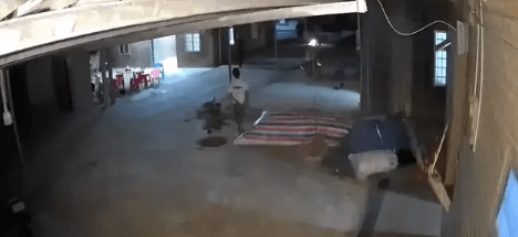 葉某志闖進何家的閉路電視片段。中國新聞周刊 