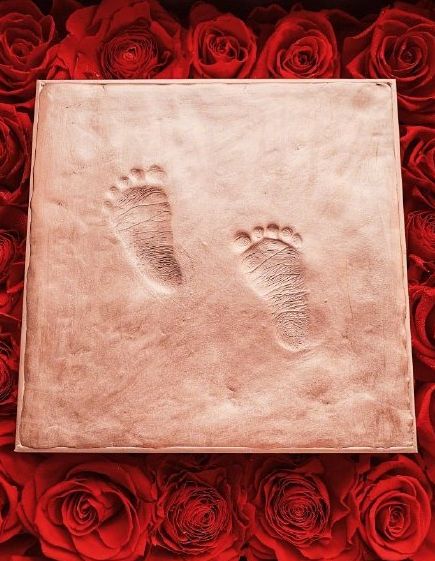 翌年誕下兒子,以小腳印公布喜訊。