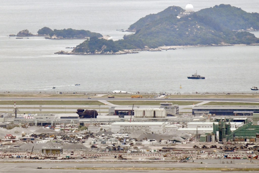 香港國際機場目前使用南跑道和中跑道升降。盧江球攝 香港國際機場目前使用南跑道和中跑道升降。盧江球攝