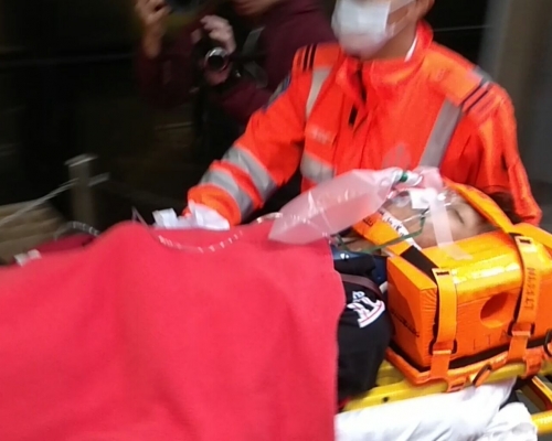 青年因翻車而倒地，受傷送院。