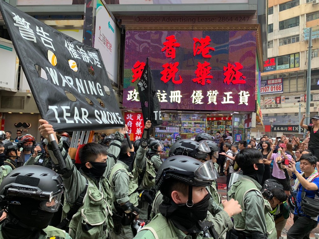 下午1時半左右,警方在記利佐治街舉起黑旗,警告會發射催淚煙驅散。