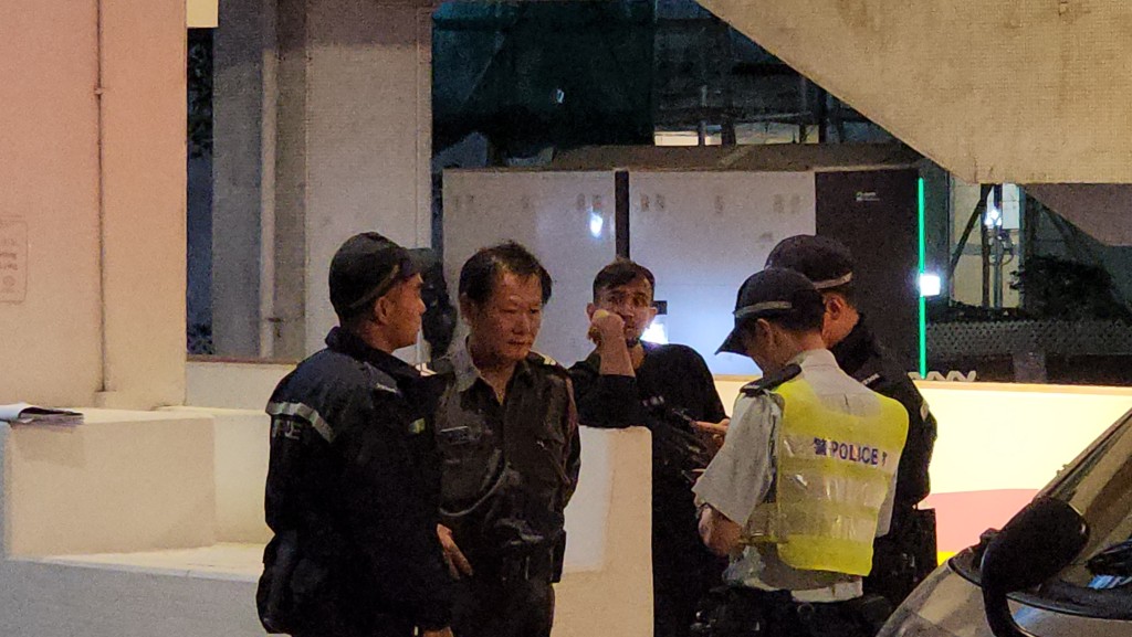 貨車司機接受調查。 貨車司機接受調查。