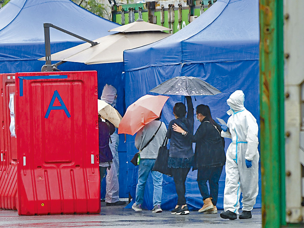富山公眾殮房戶外冷凍櫃運作,家屬雨中辦理認領遺體。