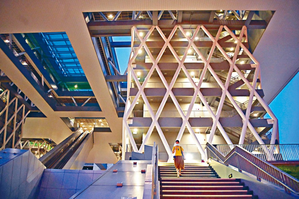 ■由於學生傳染期曾經回校，近二千名師生都要接受病毒檢測，學校停課十四日。