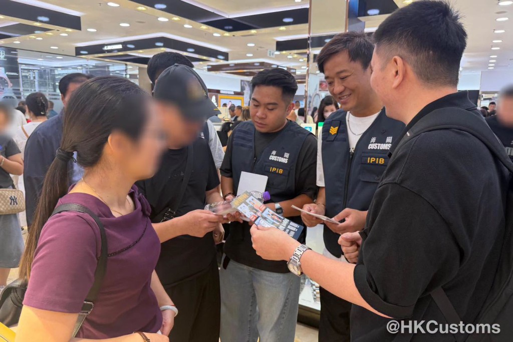 海關透過多種渠道向公眾宣傳《商品說明條例》,提升市民和旅客的防騙意識。FB:香港海關 海關透過多種渠道向公眾宣傳《商品說明條例》,提升市民和旅客的防騙意識。FB:香港海關