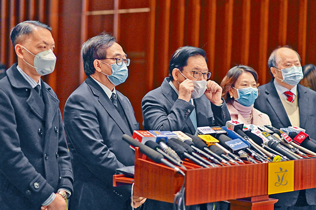 經民聯促請政府以直接、簡單的方式支援市民,每人派發一萬元。