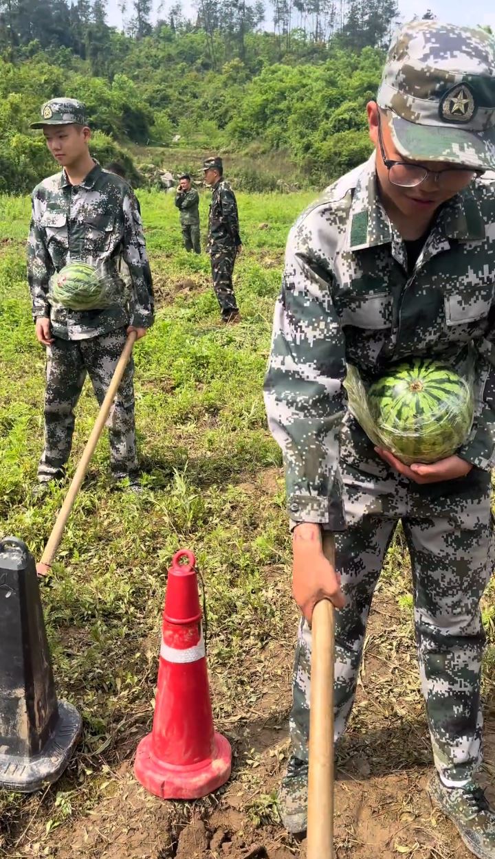 贵州有学校要学生孭BB公仔和陀西瓜，体验育儿之苦防早恋。抖音＠贵州综合教育孙老师