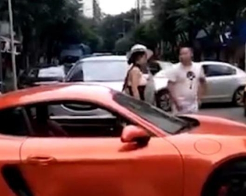 重慶駕駛紅色保時捷的女子李月當街掌摑一名男司機，並且口出狂言。 網圖