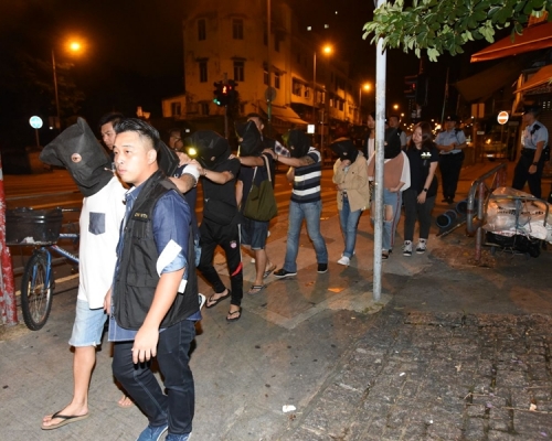 警方在富善街62號拘捕七人。