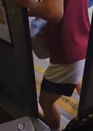 青年以身擋車門。fb 車cam L（香港群組）Soso Chan影片截圖 